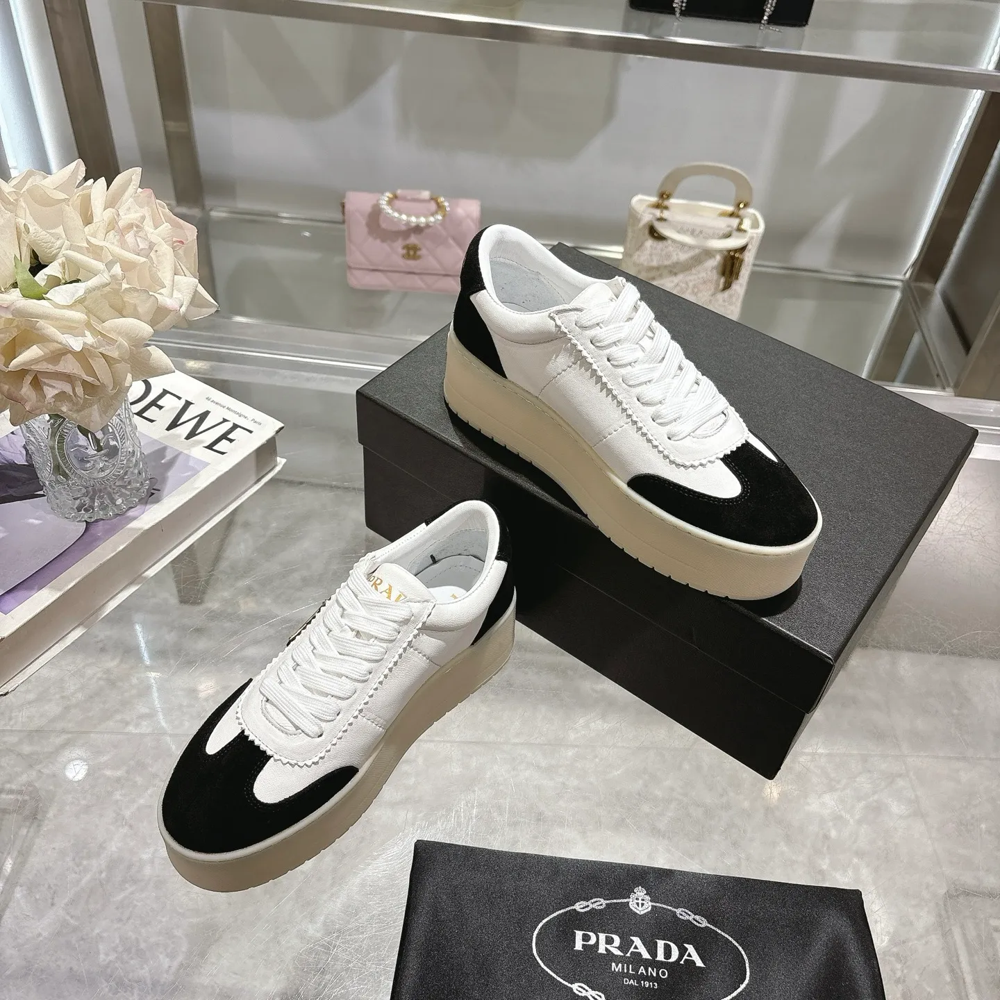 👟👟Ex-factory price 540👟👟 Prada 25 new thick-soled casual sneakers. This sneaker continues the timeless silhouette and is a new classic item. Crafted from leather to enhance style. The style is light, with a triangle buckle logo and a 5CM thick sole. It is suitable for all seasons and can be matched with all kinds of casual styles. In an era where various styles are full of attention, the most long-term companion and the one that captures people's hearts bit by bit is undoubtedly the white shoe. Fabric: Cowhide Lining: Sheepskin Outsole: Original TPU two-color outsole Sole thickness: 5CM Size female 35-40